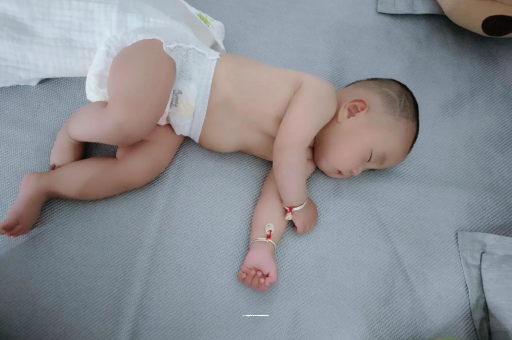广东宝宝睡觉爱翻身